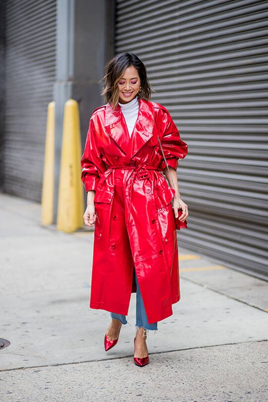 Street Style im roten Mantel