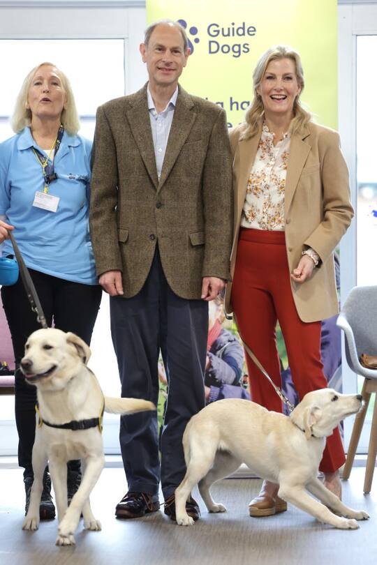 Nur zwei Tage nach der Krönung seines Bruders war Andrew schon wieder im Einsatz und besuchte ein Aubildungszentrum für Blindenhunde.