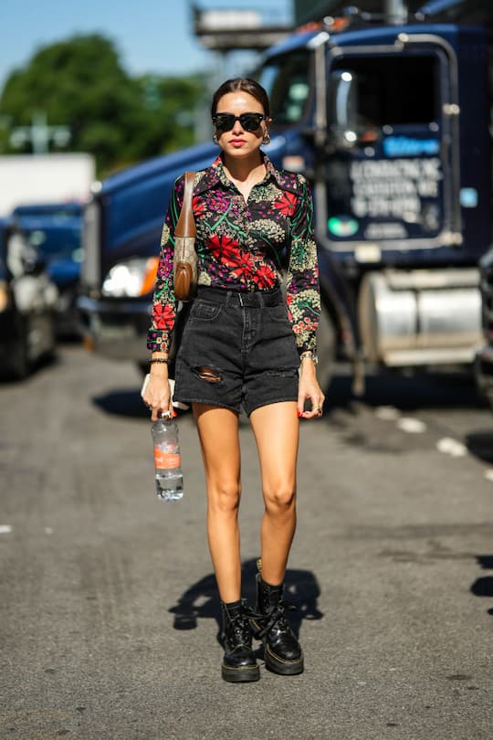 Eine Besucherin der Fashion Week New York mit einer Wasserflasche in der Hand