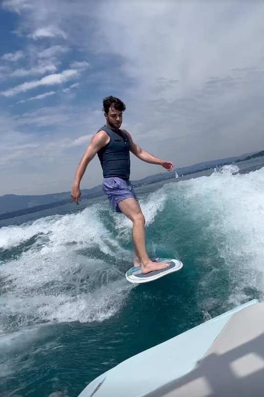 Luca Hänni beim Wakesurfen auf dem Thunersee