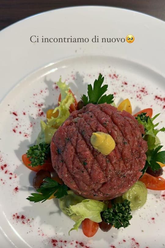 Endlich wieder Tartar! Aurora Ramazotti gönnt sich nach der Geburt ihr Lieblingsessen.