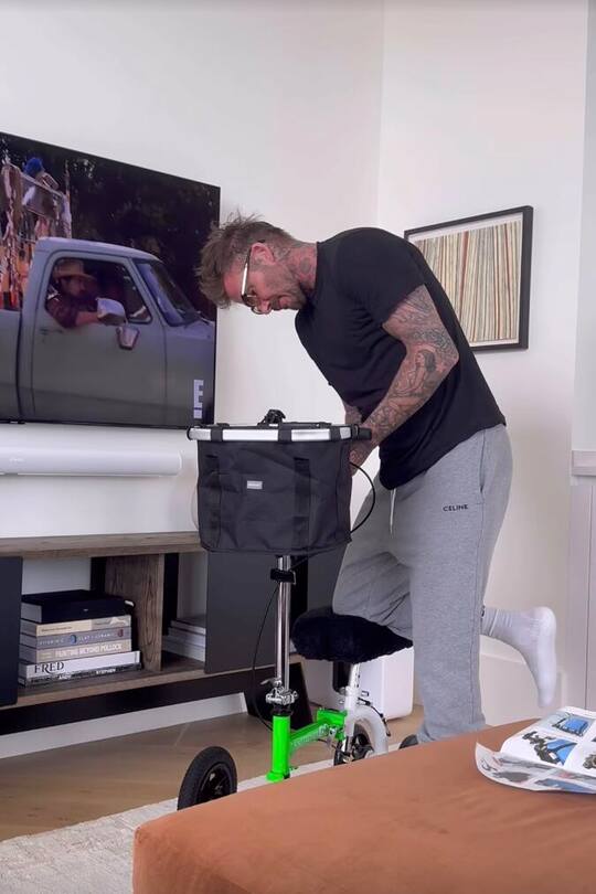 David Beckham baut für Victoria ihren Roller zusammen.