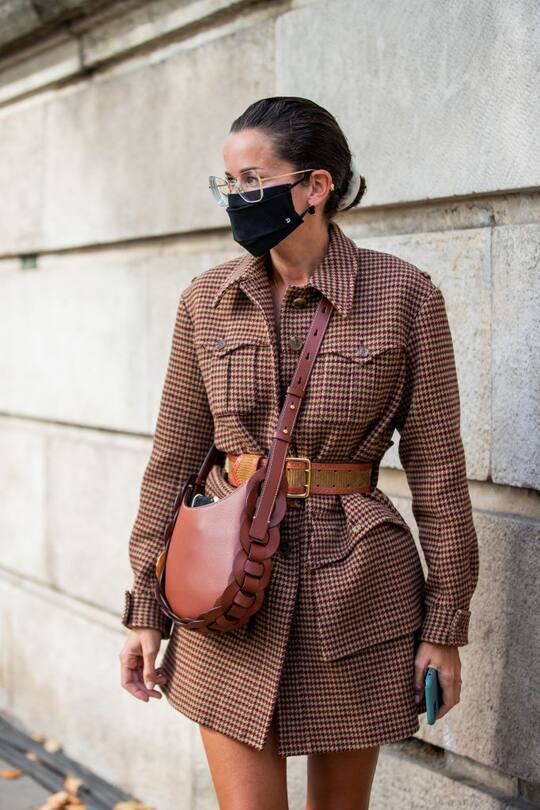 Frau mit Maske und Brille