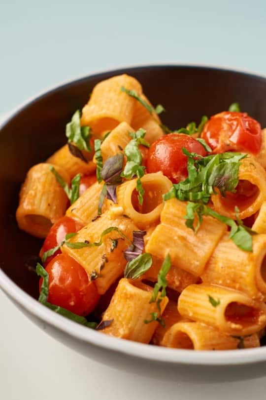 Pasta mit Kirschtomaten und Feta