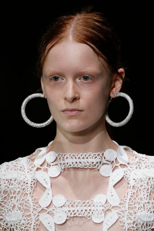 Schmuck gesehen auf den Catwalks der Fashion Week London im September 2017