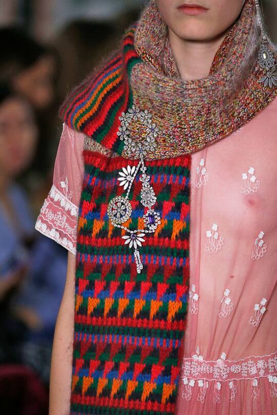Schmuck gesehen auf den Catwalks der Fashion Week London im September 2017