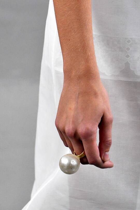 Schmuck gesehen auf den Catwalks der Fashion Week London im September 2017