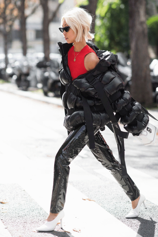 Vanessa Hong trägt eine multifunktionale Daunenjacke von Moncler in Paris