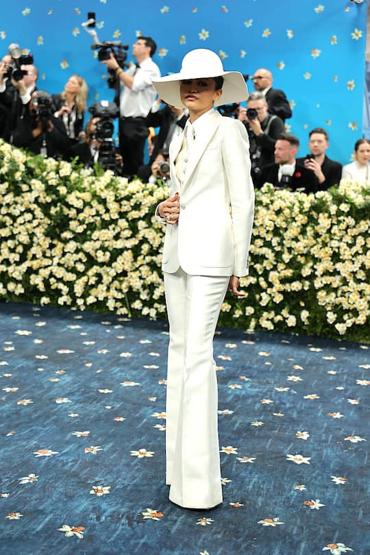 Zendaya im weissen Hosenanzug à la Bianca Jagger.