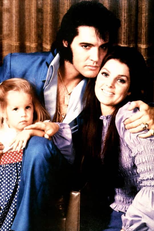 UNITED STATES - JANUARY 01: (AUSTRALIA OUT) USA Photo of Lisa-Marie PRESLEY and Priscilla PRESLEY and Elvis PRESLEY, with his wife Priscilla and daughter Lisa-Marie - c.1970 (Photo by GAB Archive/Redferns)
