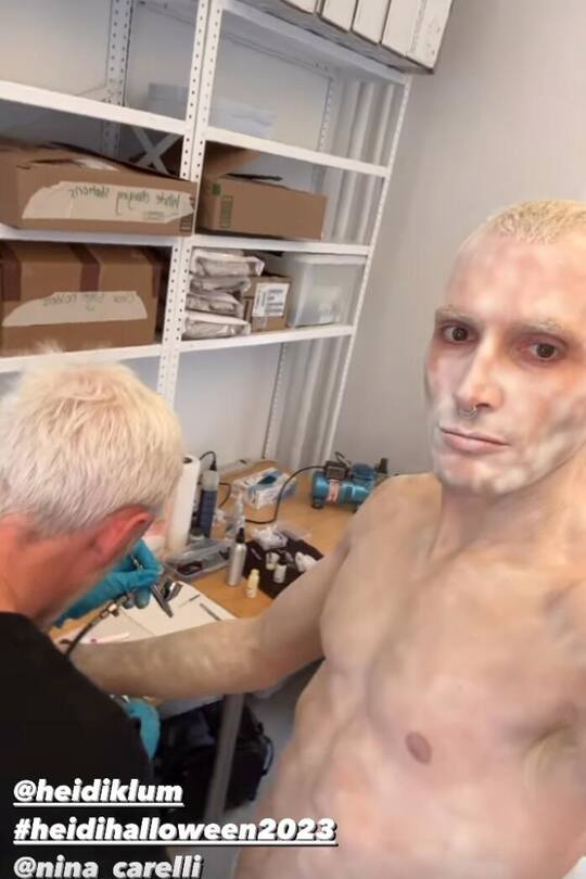 Yannik Zamboni macht sich für Halloween parat.