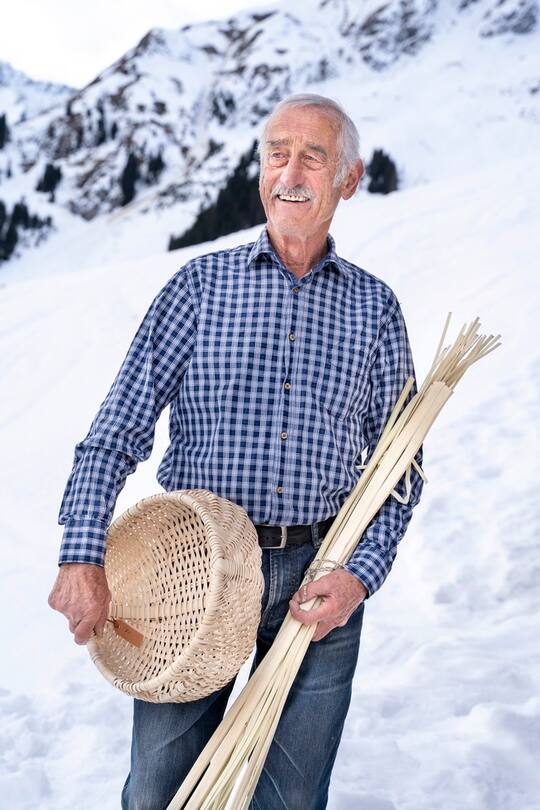 Besuch bei einem Korbflechter in Tenna