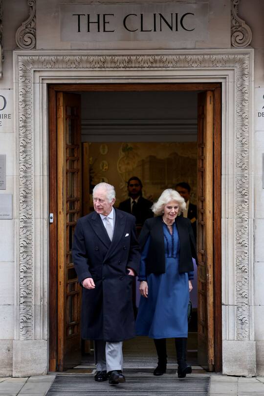 Als König Charles nach seiner Prostata-OP aus der Klinik entlassen wird, ist Camilla selbstverständlich an seiner Seite.