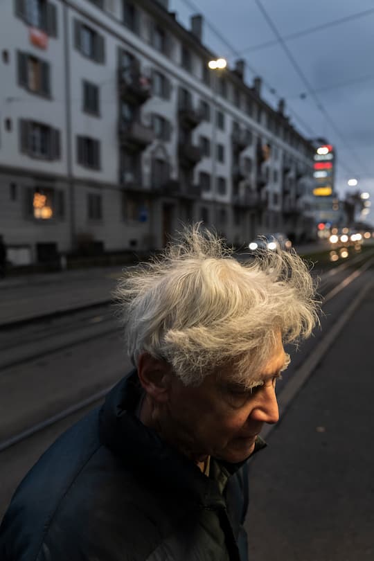 Schweiz, Zürich 2020 René Huonder, 79-jährige Zürcher (früher Architekt) zeigt, wie er die Vorweihnachtszeit verbringt.