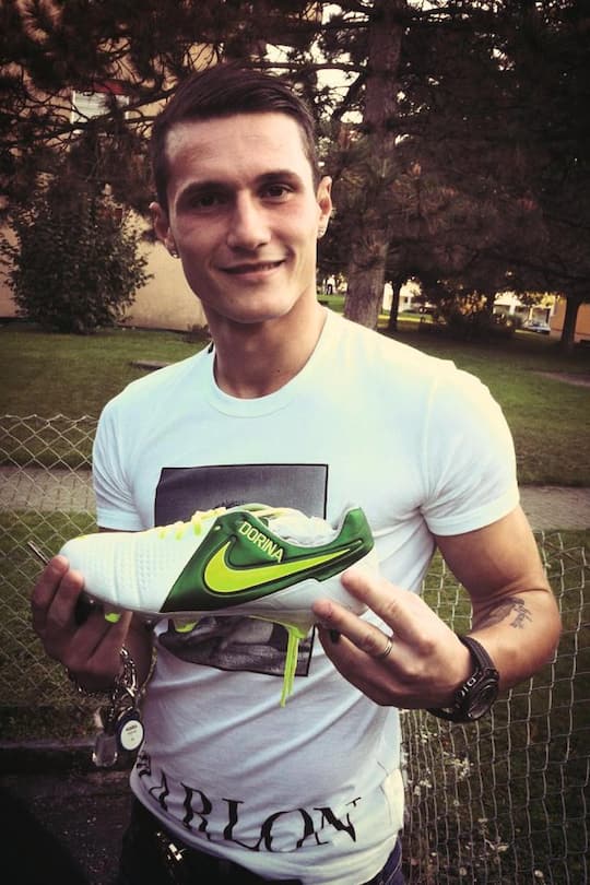 GC-Spieler Taulant Xhaka zeigt Fussballschuh mit Name Freundin Miss-Schweiz-Kandidatin Dorina