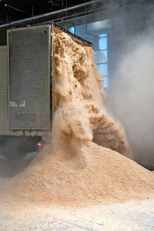 Anlieferung von Sägemehl in der AEK Pellet AG in Balsthal SO.