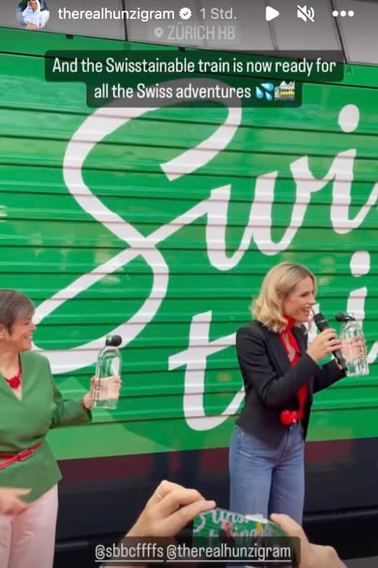 Michelle Hunziker weiht am Zürcher HB einen Zug ein.