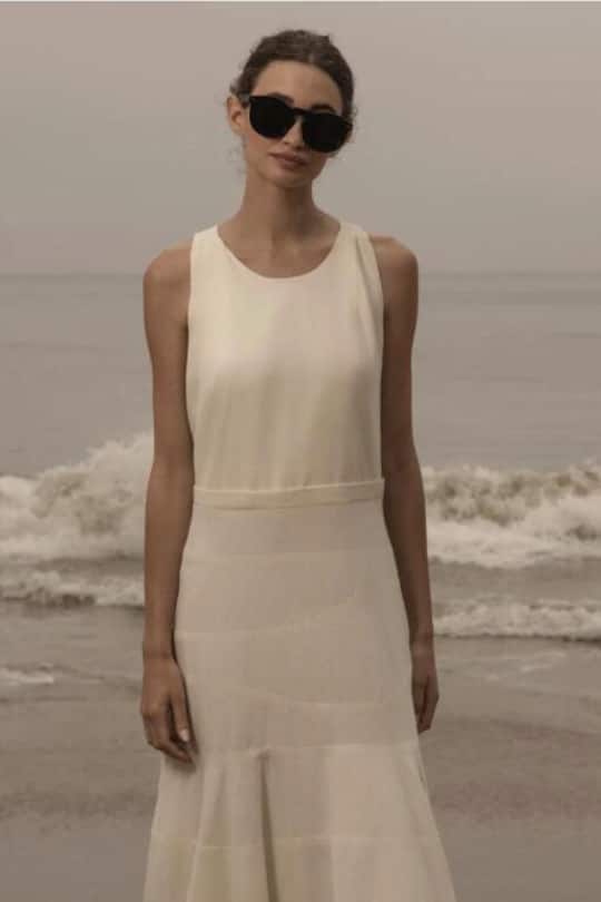 Für dieses ärmellose Seidenkleid muss man einen Tausender locker machen. Gemäss ihrer Website hat es davon nur noch eines an Lager.