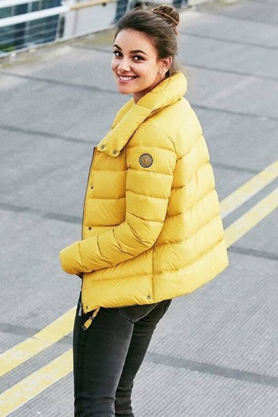 Street Style mit gelber Daunenjacke