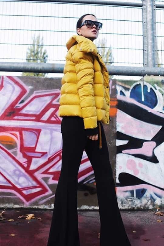 Andy Torres in einer gelben Daunenjacke