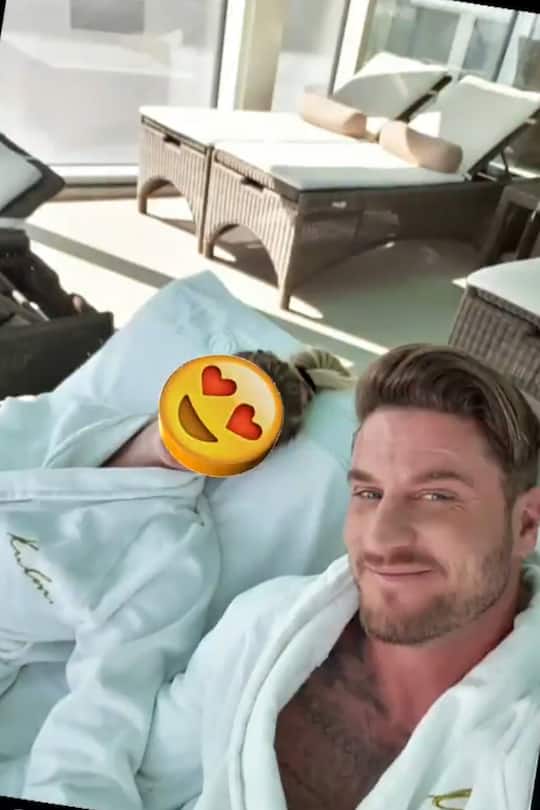 Joel Herger und Freundin am Pool