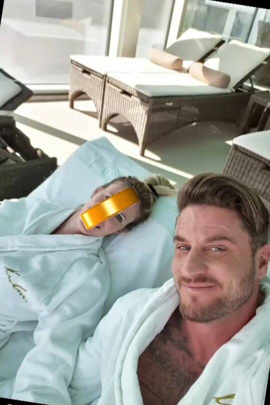 Joel Herger und Freundin am Pool