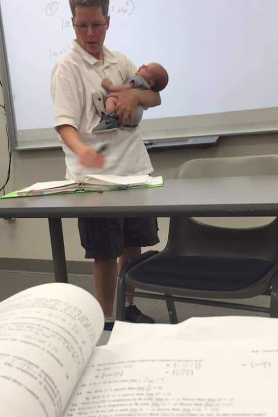 Dr. Josie Ryan hält Baby von Studentin