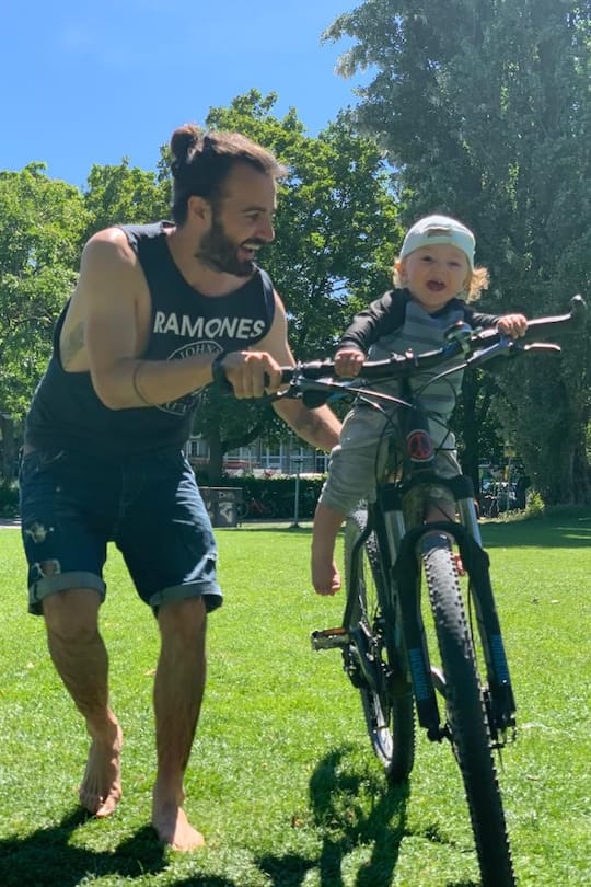 Bowie Sohn von Co Gfeller und sein Götti Stee