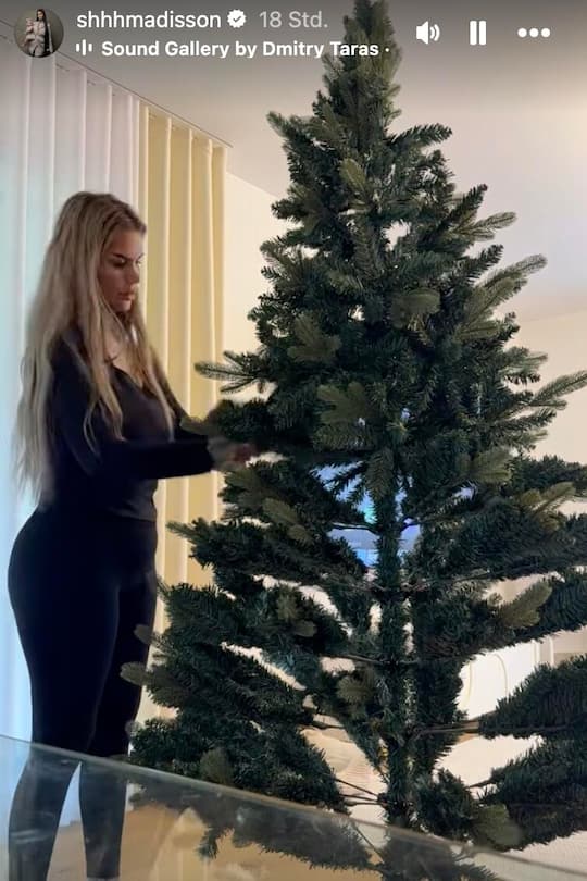 Mia Madisson schmückt den Weihnachtsbaum – im Oktober.