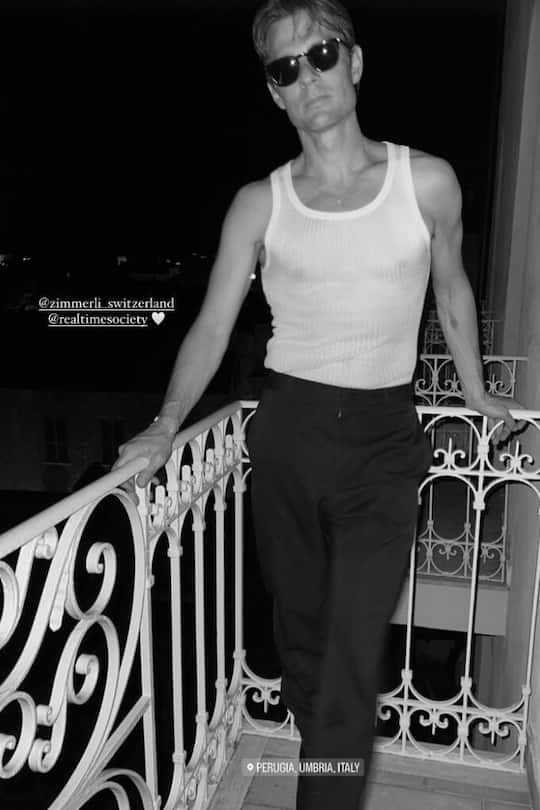 Der Schweizer Stylist Philipp Junker ist bereit für die Party seiner Freundin Ronja Furrer.