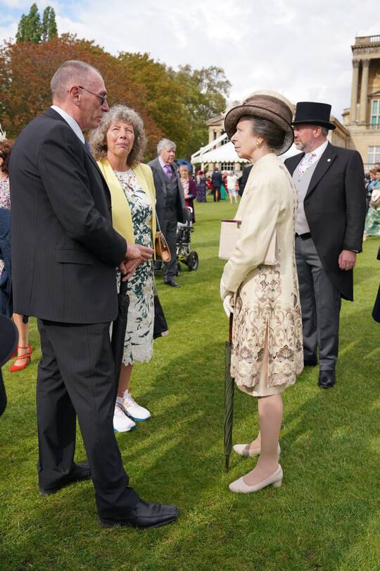 Prinzessin Anne unterhält sich mit Gästen.