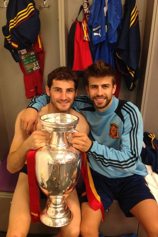 2.7.2012_BDT_Gerard Pique und Iker Casillas