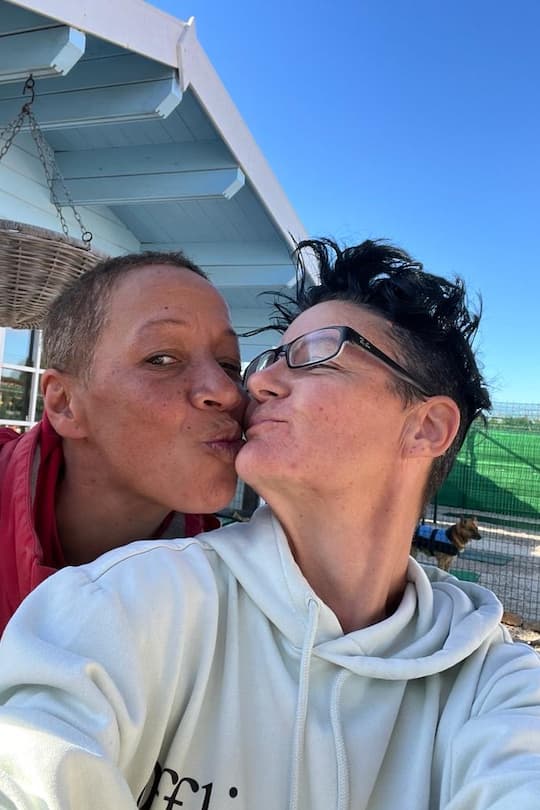 Die beiden Tierretterinnen waren davor je mit einem Mann verheiratet. Nun geniessen sie ihr Liebesglück als Ehepaar.