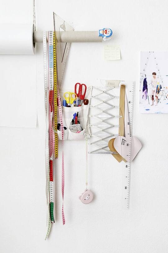 Tapferes Schneiderlein. Arbeitsuntensilien im Atelier.