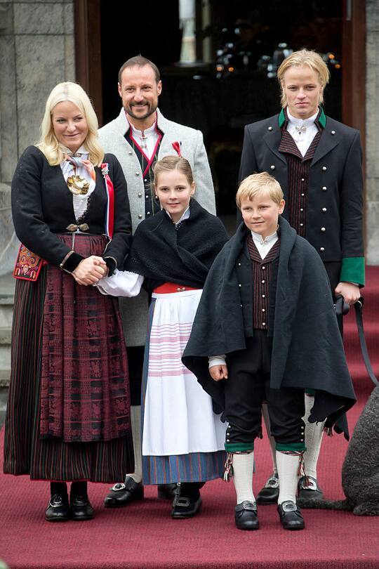 Mette-Marit und Haakon von Norwegen mit Ingrid, Sverre und Magnus