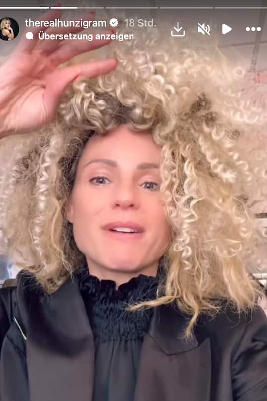 Michelle Hunziker hat mit ihrem Wuschelkopf mächtig Spass.