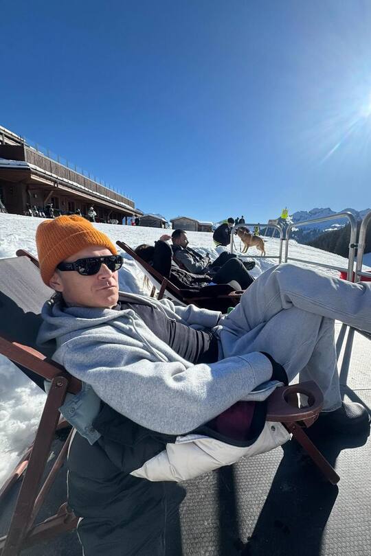 <p>Robbie Williams fläzt im Liegestuhl an der Sonne von Gstaad. </p>
