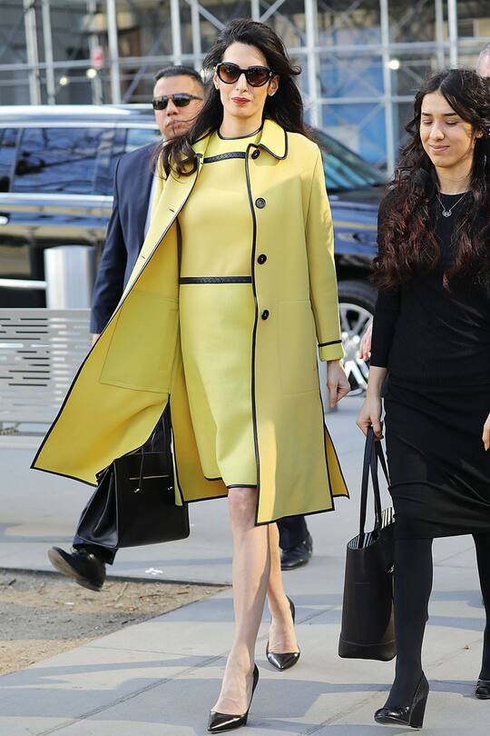 Amal Clooney im gelben Kostüm