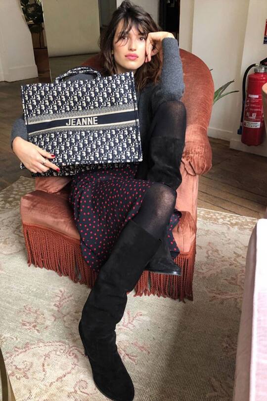 Jeanne Damas mit Book Tote