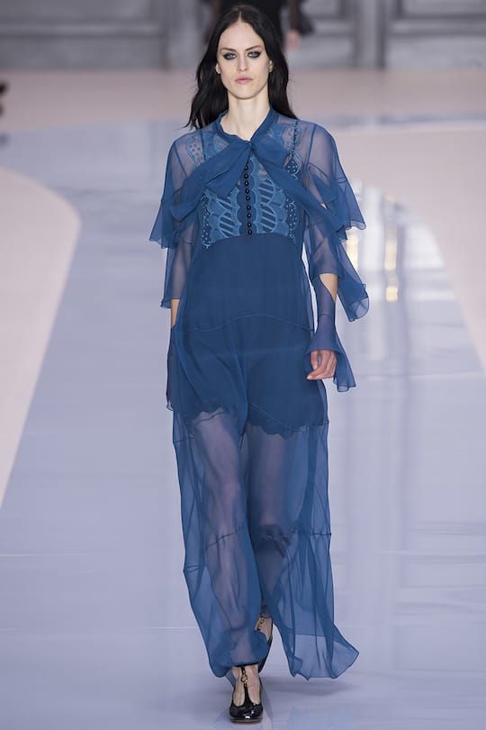 Model auf Laufsteg in blauem Kleid