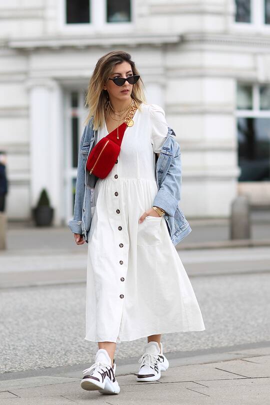 Knöpfe sind jetzt an Jacken, Kleidern und Hosen zu sehen und drehen unser Outfit im Nu von Basic auf Wow!