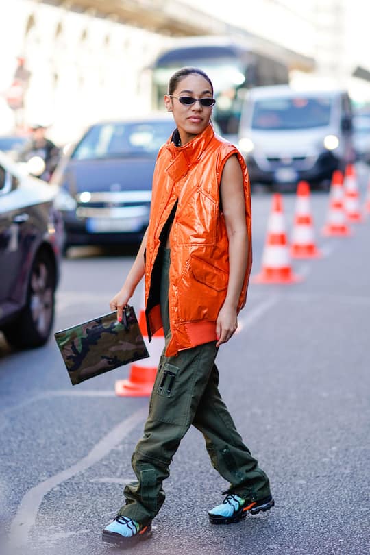 Olivgrün ist die Trendfarbe des Sommers – Streetstyle in Oliv