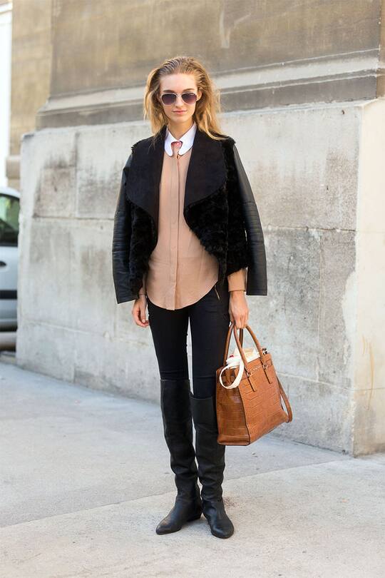 Manuela Frey im sophisticated Streetstyle an der Paris Fashion Week 2015. Tasche: Michael Kors.