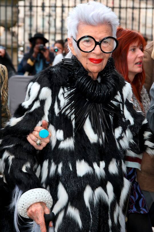 iris Apfel überzeugt auch heute noch mit ihrem Style und ist gern gesehener Gast auf den Fashion Weeks