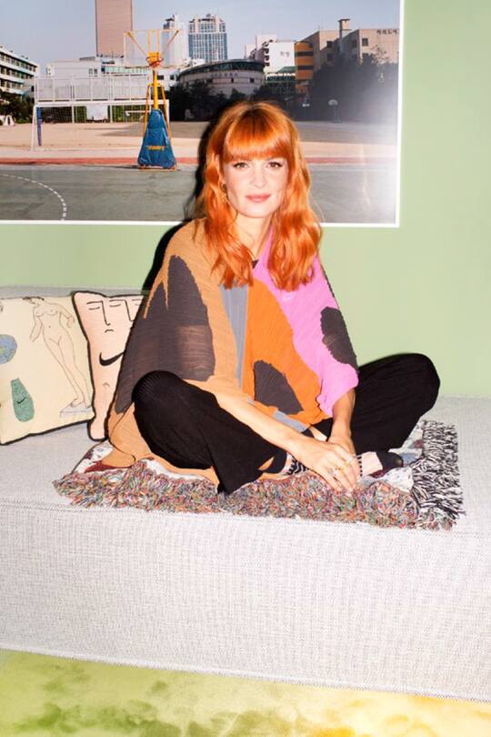 Nadja Stäubli in ihrer Wohnung auf dem Sofa