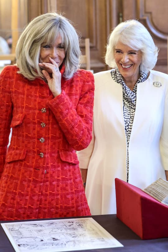 Wenn Camilla und Brigitte Macron zusammenkommen, werden die beiden wieder zu kichernden Schulmädchen. Die französische First Lady scheint hier fast sagen zu wollen: «Pssst, Camilla! Wir dürfen jetzt nicht lachen!» – was eine solche Situation bekanntermassen nur noch lustiger macht.