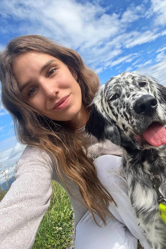 Anja Zeidler mit ihrem Familienhund Mičo