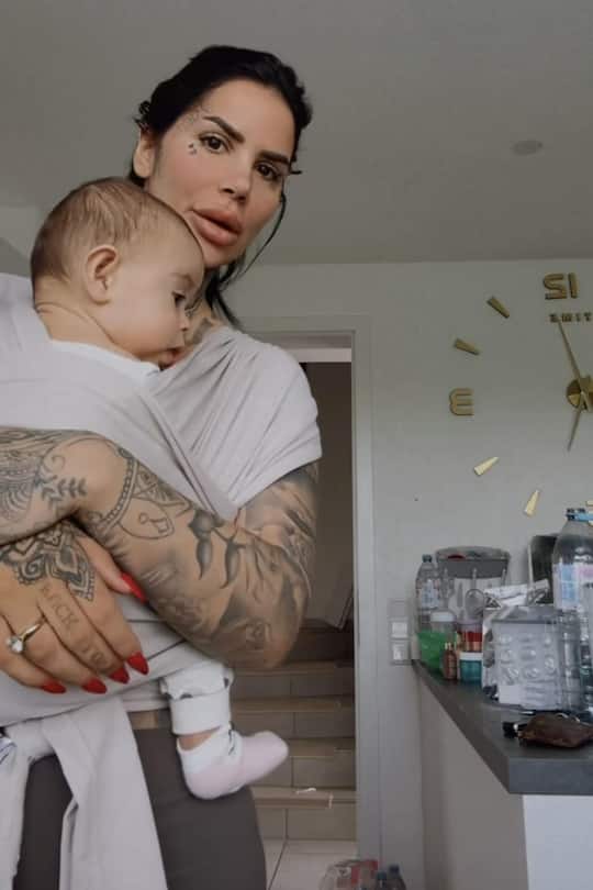 <p>Mia Madisson richtet mit Baby Sarabi die neue Wohnung ein.</p>