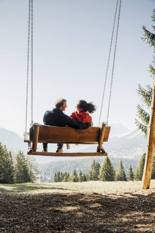 Ein Liebespaar auf einer Schaukel