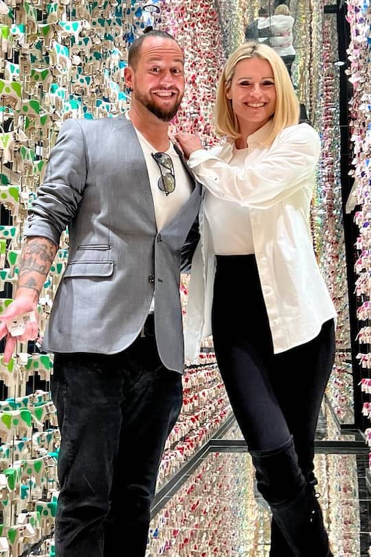 Gruppenbild mit Kühen: Michelle Hunziker zu Besuch bei Trauffer.
